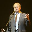 Pierre Perret sur la scène de l'Olympia à Paris, pour ses 80 ans, le 9 juillet 2014.