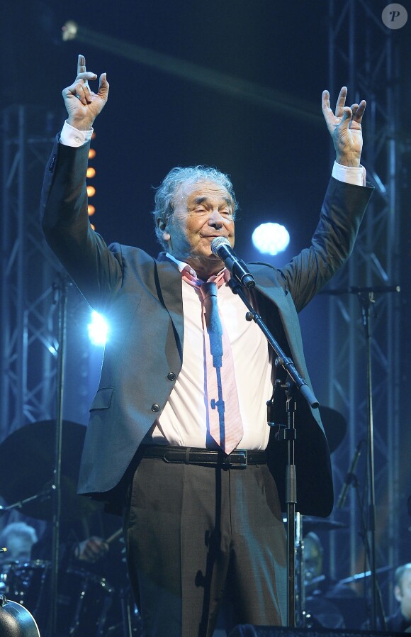 Pierre Perret sur la scène de l'Olympia à Paris, pour ses 80 ans, le 9 juillet 2014.