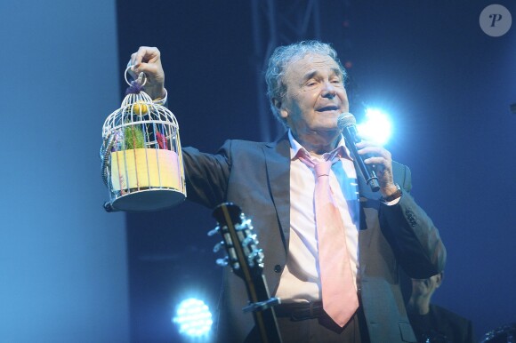 Pierre Perret sur la scène de l'Olympia à Paris, pour ses 80 ans, le 9 juillet 2014.