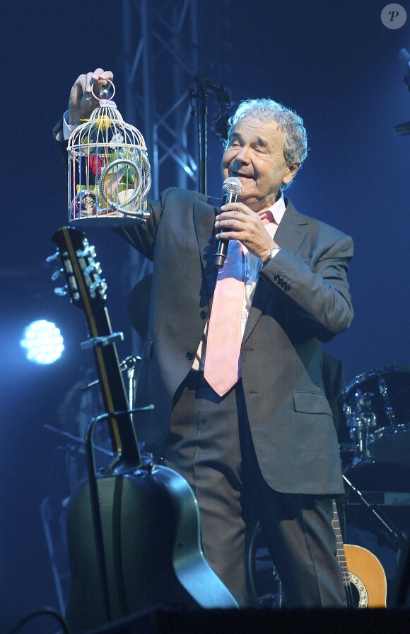 Le chanteur Pierre Perret sur la scène de l'Olympia à Paris, pour ses 80 ans, le 9 juillet 2014.