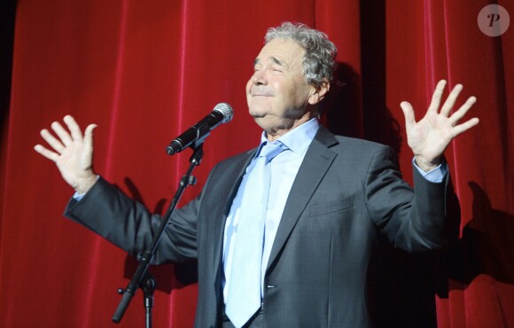 Pierre Perret sur la scène de l'Olympia à Paris, pour ses 80 ans, le 9 juillet 2014.