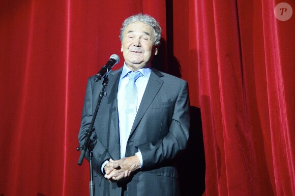Pierre Perret sur la scène de l'Olympia à Paris, pour ses 80 ans, le 9 juillet 2014.