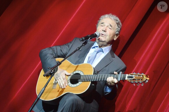 Pierre Perret sur la scène de l'Olympia à Paris, pour ses 80 ans, le 9 juillet 2014.