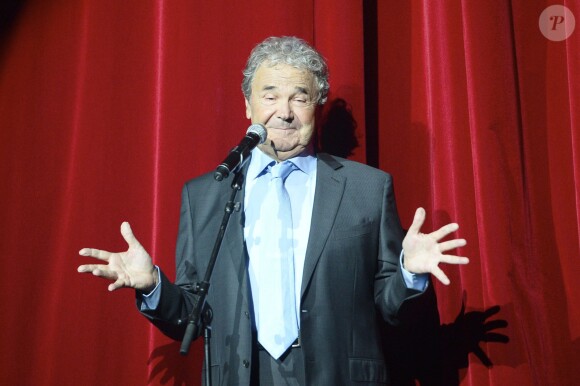 Pierre Perret sur la scène de l'Olympia à Paris, pour ses 80 ans, le 9 juillet 2014.