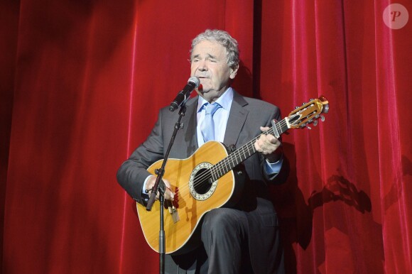 Pierre Perret sur la scène de l'Olympia à Paris, pour ses 80 ans, le 9 juillet 2014.