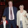 Daniel Vaillant avec sa mère et son petit-fils assistent au concert de Pierre Perret sur la scène de l'Olympia à Paris, pour ses 80 ans, le 9 juillet 2014.