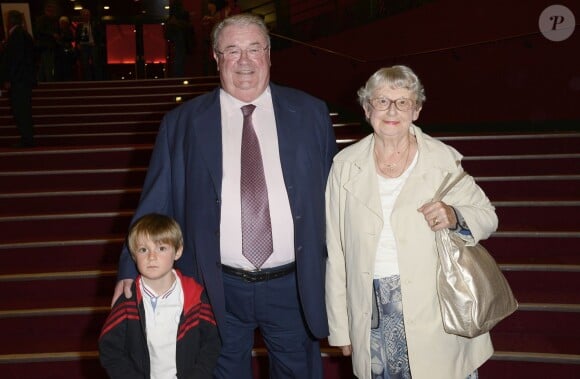 Daniel Vaillant avec sa mère et son petit-fils assistent au concert de Pierre Perret sur la scène de l'Olympia à Paris, pour ses 80 ans, le 9 juillet 2014.