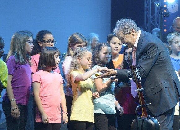 Pierre Perret sur la scène de l'Olympia à Paris, pour ses 80 ans, le 9 juillet 2014.