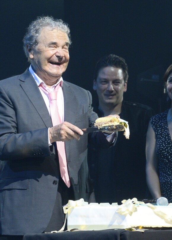 Pierre Perret sur la scène de l'Olympia à Paris, pour ses 80 ans, le 9 juillet 2014.