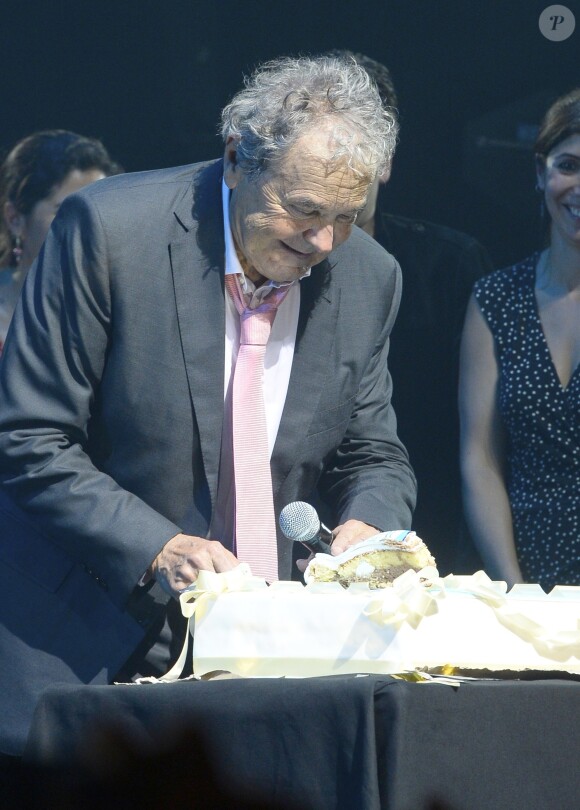 Pierre Perret sur la scène de l'Olympia à Paris, pour ses 80 ans, le 9 juillet 2014.