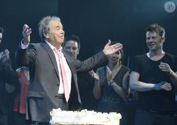 Pierre Perret sur la scène de l'Olympia à Paris, pour ses 80 ans, le 9 juillet 2014.