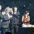 Laurent Baffie filme Pierre Perret sur la scène de l'Olympia à Paris, pour ses 80 ans, le 9 juillet 2014.