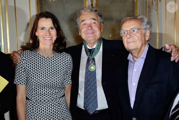Pierre Perret a reçu la médaille de Commandeur de l'Ordre des Arts et des Lettres des mains de la ministre de la Culture Aurélie Filippetti, devant Bernard Pivot, à Paris, le 9 juillet 2014.