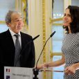 Pierre Perret a reçu la médaille de Commandeur de l'Ordre des Arts et des Lettres des mains de la ministre de la Culture Aurélie Filippetti à Paris, le 9 juillet 2014.
