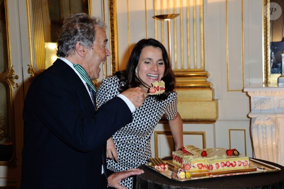 Pierre Perret a reçu la médaille de Commandeur de l'Ordre des Arts et des Lettres des mains de la ministre de la Culture Aurélie Filippetti à Paris, le 9 juillet 2014.