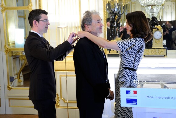 Pierre Perret a reçu la médaille de Commandeur de l'Ordre des Arts et des Lettres des mains de la ministre de la Culture Aurélie Filippetti à Paris, le 9 juillet 2014.