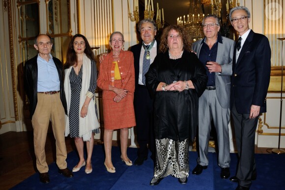 Pierre Perret a reçu la médaille de Commandeur de l'Ordre des Arts et des Lettres des mains de la ministre de la Culture Aurélie Filippetti; devant sa femme Rebecca, à Paris, le 9 juillet 2014.