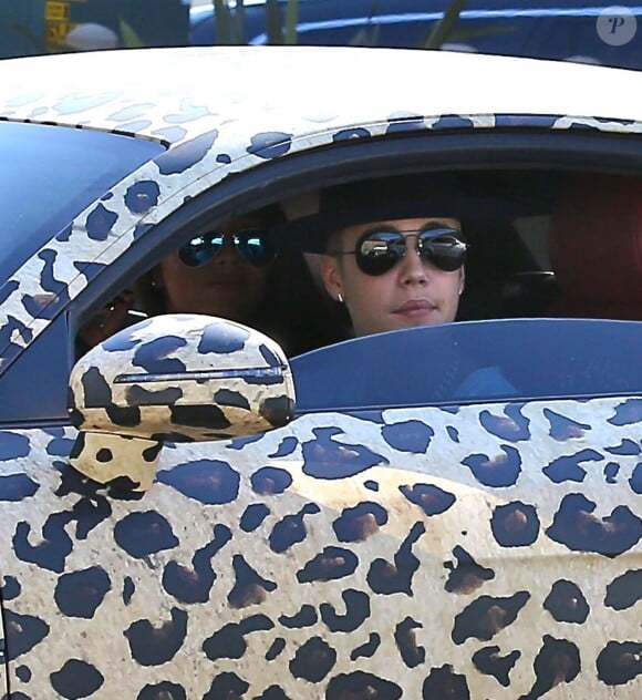 EExclusif - Justin Bieber et Yovanna Ventura se promènent dans les rues de Los Angeles dans une Audi R8 au motif panthère. Le 9 juillet 2014.