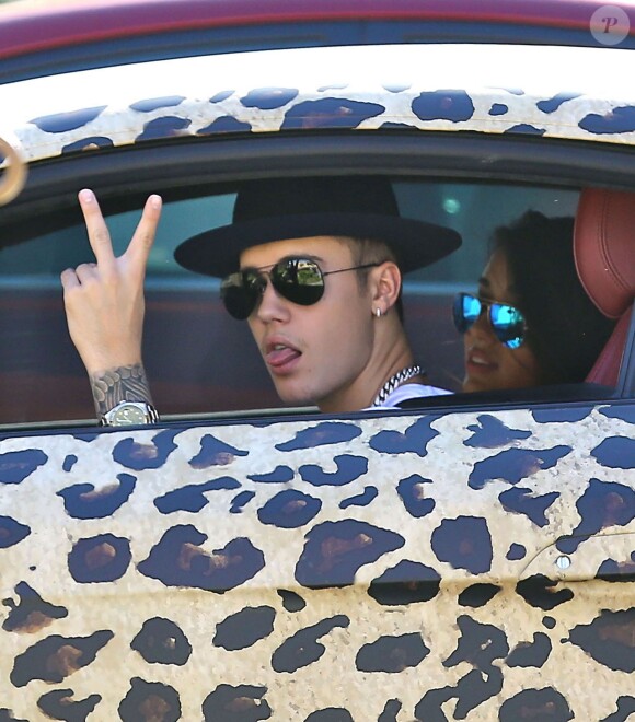 Exclusif - Justin Bieber et Ventura dans les rues de Los Angeles dans une Audi R8 au motif panthère. Le 9 juillet 2014.