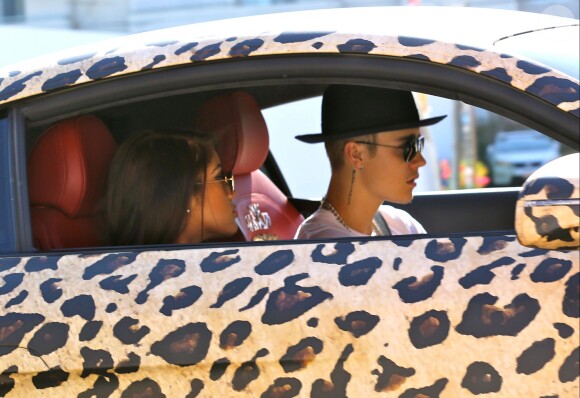 Exclusif - Justin Bieber en compagnie de Yovanna Ventura à bord d'une Audi R8 au motif panthère dans les rues de Los Angeles. Le 9 juillet 2014.