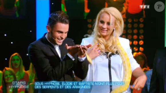 Elodie Gossuin et Baptiste Giabiconi hypnotisés, dans Stars sous hypnose, le vendredi 11 juillet 2014 sur TF1.