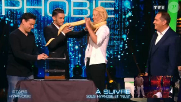 Elodie Gossuin et Baptiste Giabiconi hypnotisés, dans Stars sous hypnose, le vendredi 11 juillet 2014 sur TF1.