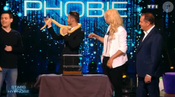 Elodie Gossuin et Baptiste Giabiconi hypnotisés, dans Stars sous hypnose, le vendredi 11 juillet 2014 sur TF1.