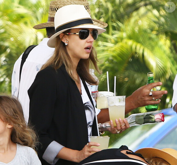 Exclusif - Jessica Alba arrive à Mexico pour leurs vacances, le 11 juillet 2014. L'actrice porte un t-shirt Eleven Paris à l'effigie de Kate Moss.