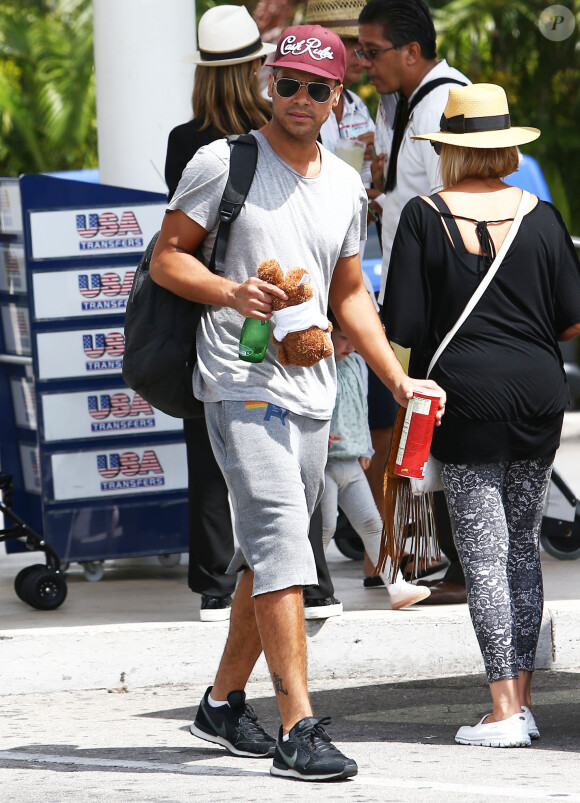 Exclusif - Jessica Alba, son mari Cash Warren et leurs filles Honor et Haven arrivent à Mexico pour leurs vacances, le 11 juillet 2014.