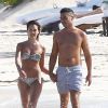 Jessica Alba et son mari Cash Warren se baignent lors de leurs vacances à Mexico, le 11 juillet 2014.