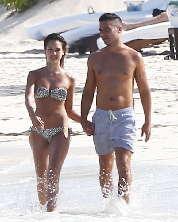 Jessica Alba et son mari Cash Warren se baignent lors de leurs vacances à Mexico, le 11 juillet 2014.