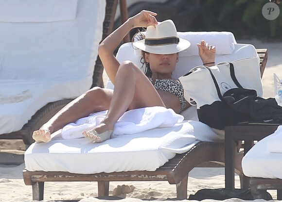 Jessica Alba et son mari Cash Warren en vacances à Cancun au Mexique, le 11 juillet 2014.