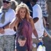 Hilary Duff sur le tournage de son nouveau clip à Malibu, le 11 juillet 2014. Son mari Mike Comrie et leur fils Luca sont venus rendre visite.