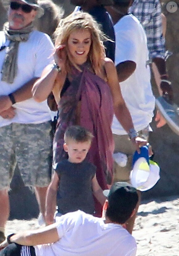 Hilary Duff sur le tournage de son nouveau clip à Malibu, le 11 juillet 2014. Son mari Mike Comrie et leur fils Luca sont venus rendre visite.
