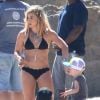 Hilary Duff en bikini sur le tournage de son nouveau clip sur la plage à Malibu, le 11 juillet 2014. Son mari Mike Comrie et leur fils Luca sont venus rendre visite.
