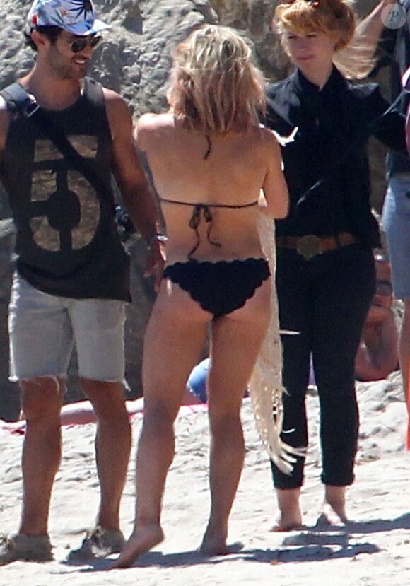 Hilary Duff sur le tournage de son nouveau clip sur la plage à Malibu, le 11 juillet 2014. Son mari Mike Comrie et leur fils Luca sont venus lui rendre visite.