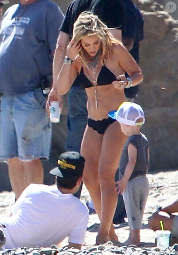 Hilary Duff sur le tournage de son nouveau clip sur la plage à Malibu, le 11 juillet 2014. Son mari Mike Comrie et leur fils Luca sont venus lui rendre visite.