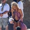 Hilary Duff sur le tournage de son nouveau clip sur la plage à Malibu, le 11 juillet 2014. Son mari Mike Comrie et leur fils Luca sont venus lui rendre visite.