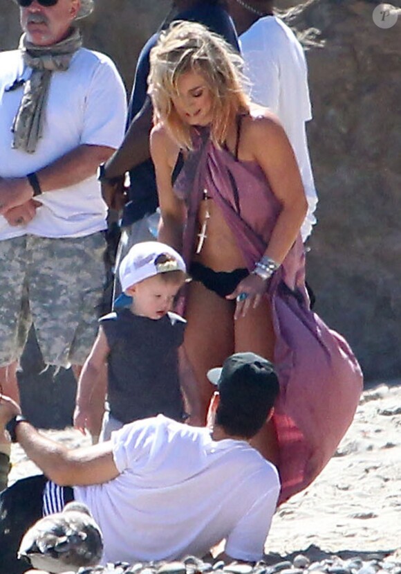 Hilary Duff sur le tournage de son nouveau clip sur la plage à Malibu, le 11 juillet 2014. Son mari Mike Comrie et leur fils Luca sont venus lui rendre visite.