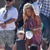 Hilary Duff sur le tournage de son nouveau clip sur la plage à Malibu, le 11 juillet 2014. Son mari Mike Comrie et leur fils Luca sont venus lui rendre visite.