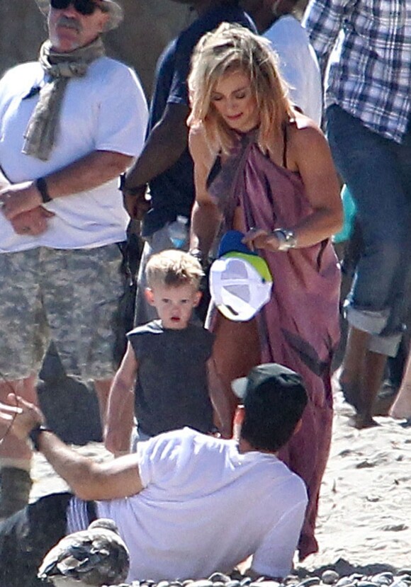 Hilary Duff sur le tournage de son nouveau clip sur la plage à Malibu, le 11 juillet 2014. Son mari Mike Comrie et leur fils Luca sont venus lui rendre visite.