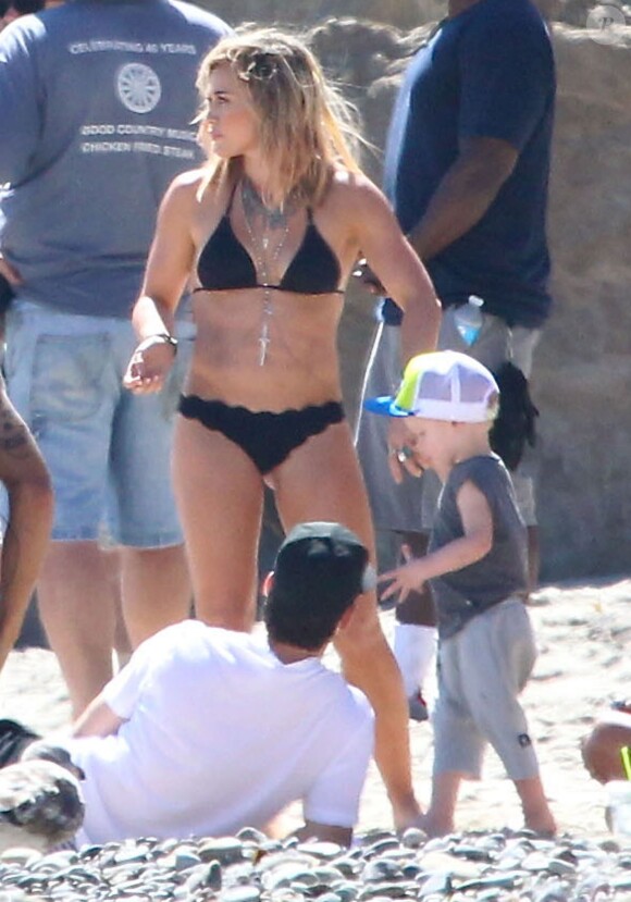 Hilary Duff sur le tournage de son nouveau clip sur la plage à Malibu, le 11 juillet 2014. Son mari Mike Comrie et leur fils Luca sont venus lui rendre visite.