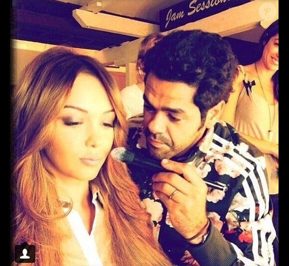 Nabilla prend la pose avec Jamel Debbouze lors du tournage de la 7e saison du "Jamel Comedy Club". Vendredi 4 juillet 2014.