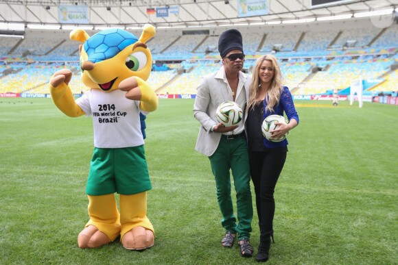 Carlinhos Brown et Shakira lors de la conférence de presse au stade Maracana pour annoncer la cérémonie de clôture de la finale de la Coupe du Monde à Rio de Janeiro, le 12 juillet 2014.