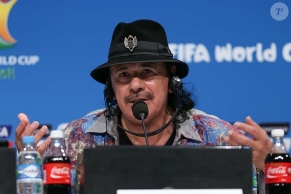 Carlos Santana lors de la conférence de presse au stade Maracana pour annoncer la cérémonie de clôture de la finale de la Coupe du Monde à Rio de Janeiro, le 12 juillet 2014.
