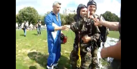 David Pujadas atterrit après son saut en parachute au-dessus de Paris, le lundi 14 juillet 2014.