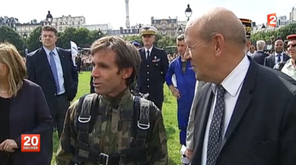David Pujadas saute en parachute au-dessus de Paris, le lundi 14 juillet 2014.