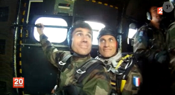 David Pujadas saute en parachute au-dessus de Paris, le lundi 14 juillet 2014.
