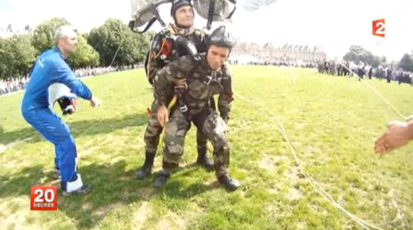 David Pujadas saute en parachute au-dessus de Paris, le lundi 14 juillet 2014.