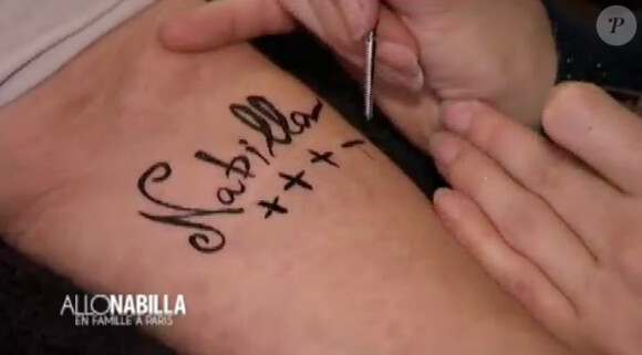 Mémé Livia s'est fait faire un tatouage - "Allô Nabilla" saison 2 sur NRJ12. Episode du 15 juillet 2014.